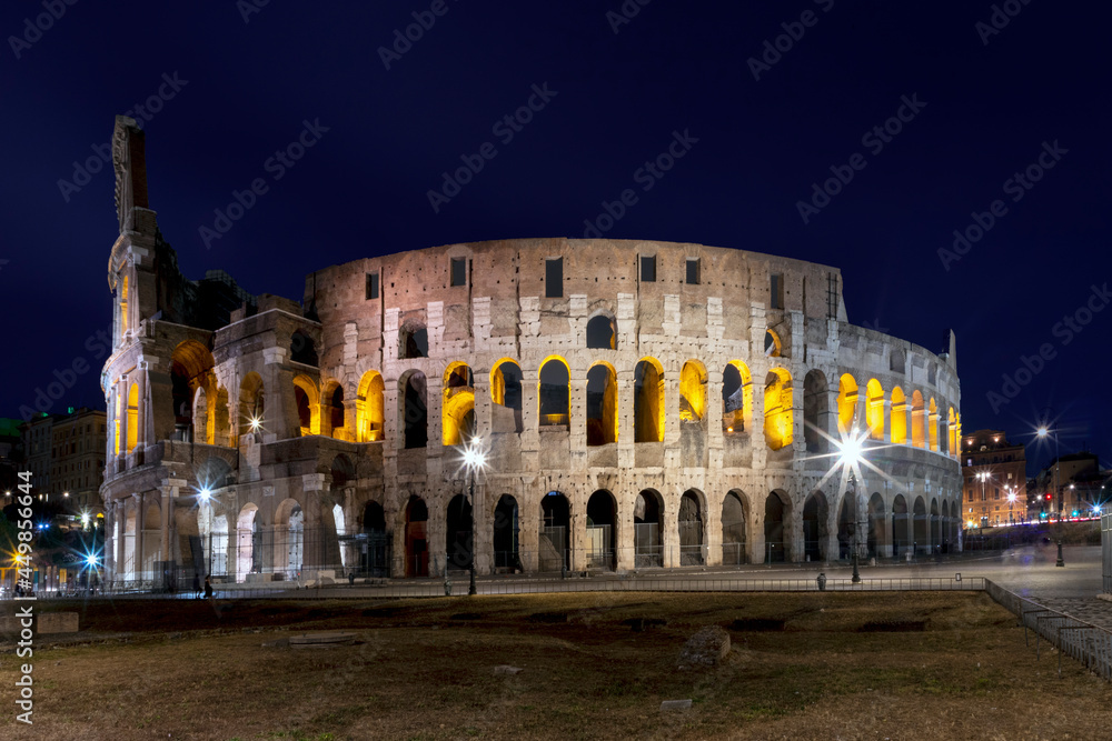 illuminated colloseum (colliseum) ín Rome by night,