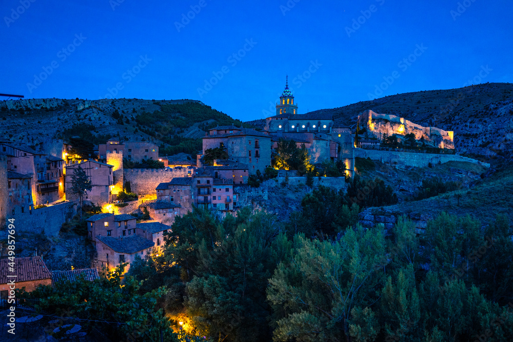 Pueblo medieval de Albarracín al anochecer, Teruel, España
