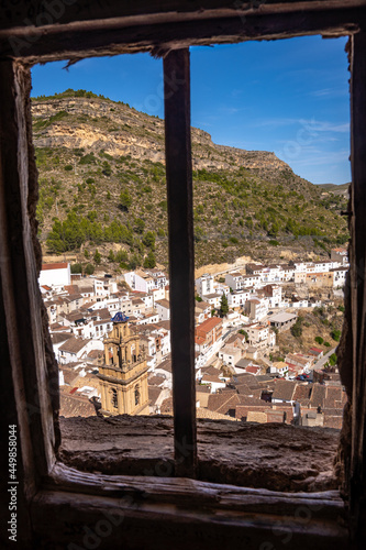Chulilla visto desde una ventana del castillo, Valencia, España