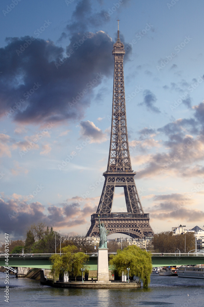 Tour Eiffel avec la statue de la liberté au premier plan