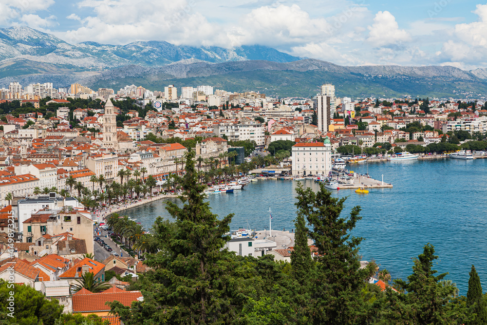 クロアチア　スプリットのマリヤンの丘から眺める旧市街とアドリア海