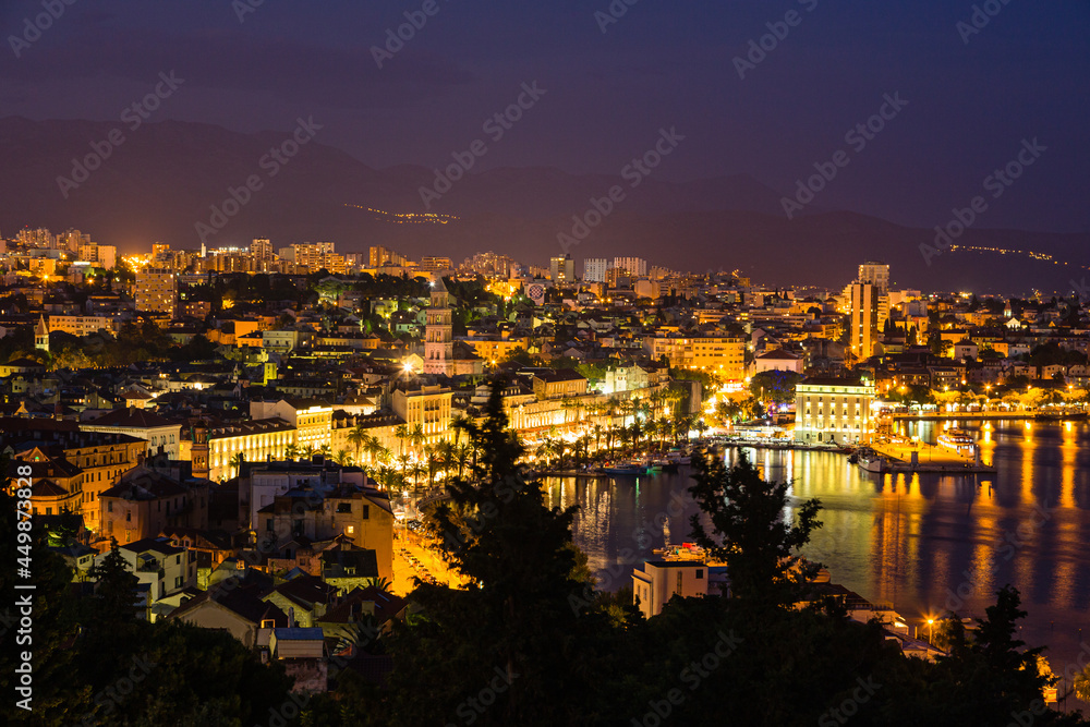 クロアチア　スプリットのマリヤンの丘から見える市街地の夜景とアドリア海