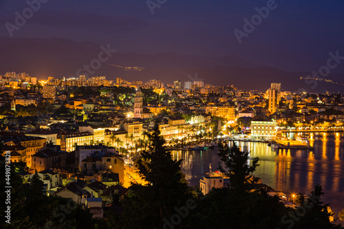 クロアチア スプリットのマリヤンの丘から見える市街地の夜景とアドリア海