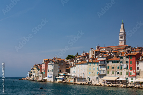 クロアチア ロヴィニのアドリア海と旧市街の街並み