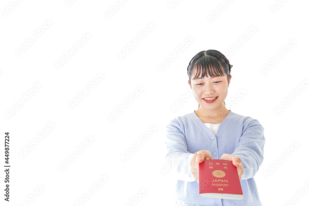 パスポートを持つ若い女性