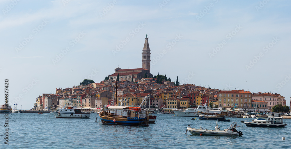 クロアチア　ロヴィニのアドリア海と旧市街の街並み