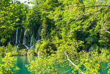 クロアチア　プリトヴィツェ湖群国立公園のエメラルドグリーンの湖と流れ落ちる滝