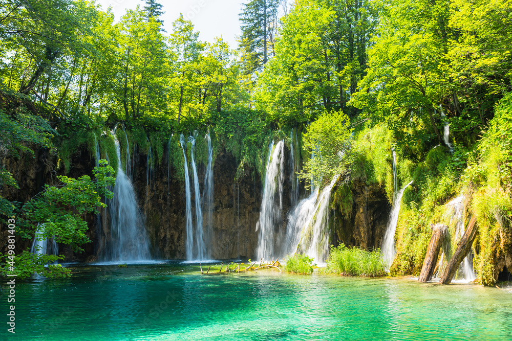クロアチア　プリトヴィツェ湖群国立公園の原生林と流れ落ちる滝