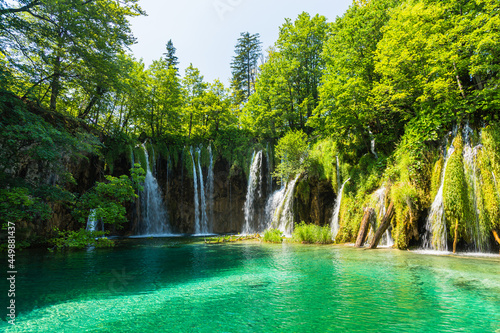クロアチア プリトヴィツェ湖群国立公園の緑に囲まれた滝