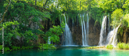 クロアチア プリトヴィツェ湖群国立公園の原生林と流れ落ちる滝