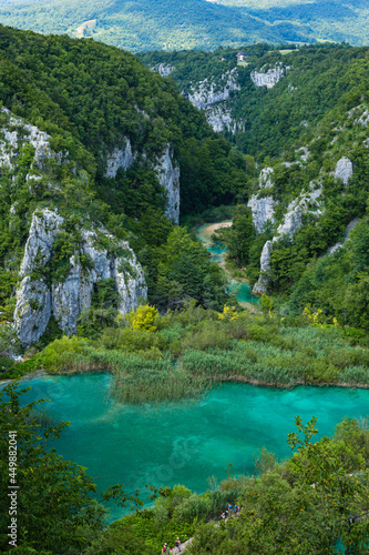 クロアチア プリトヴィツェ湖群国立公園の大きな湖と後ろに広がる山々