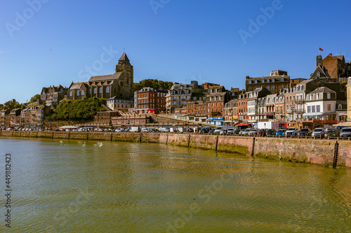 Altstadt und Hafenmauer in Le Treport in der Normandie in Frankreich.  photo