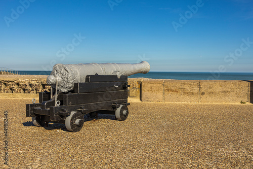 Historische Kanone am Hafen in  Le Treport in Frankreich an der Atlantikküste. Querformat photo