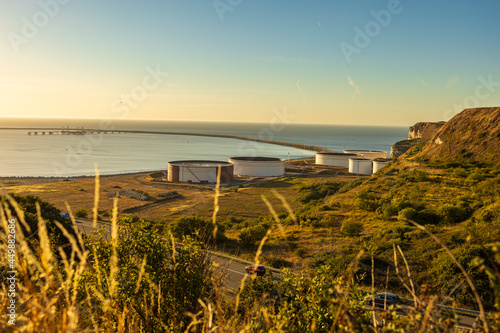 Erdölhafen von Antifer in Frankreich am Ärmelkanal in der Normandie. Querformat photo