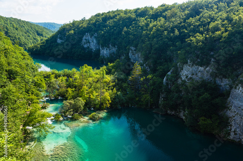 クロアチア　プリトヴィツェ湖群国立公園の風景 © pespiero