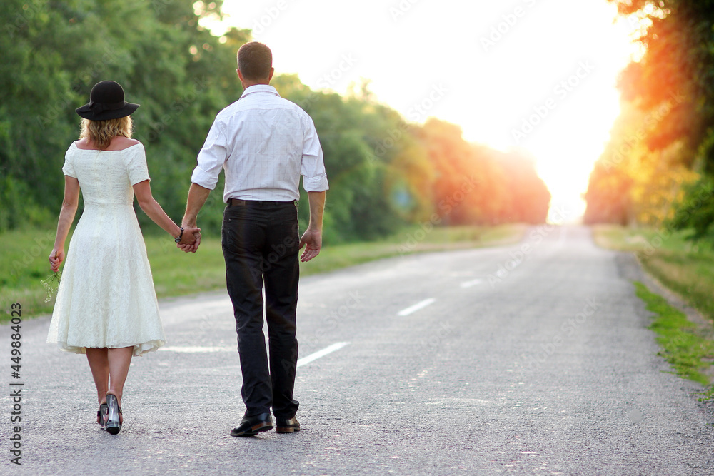 Obraz premium retro couple walking down the road