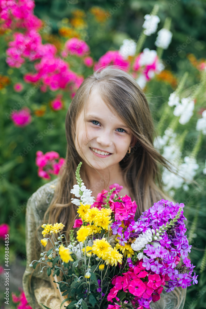 Naklejka premium beautiful attractive stylish girl in green dress holding flower, romantic mood, posing in summer fashion style, natural look