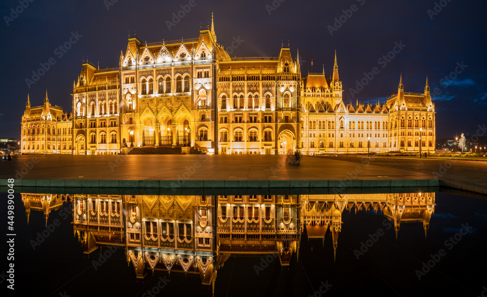 Fototapeta premium Parliament in Budapest at night