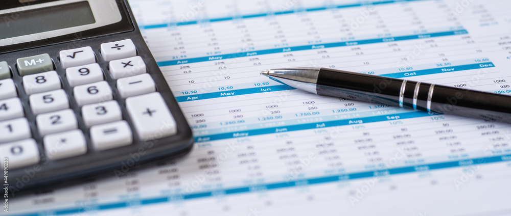 Geld mit Taschenrechner und Notizen Geld mit Taschenrechner und Notizen