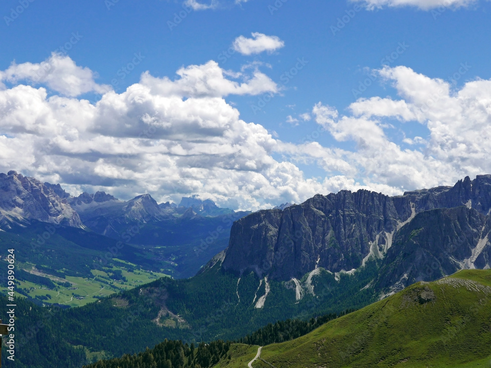 scenico panorama estivo delle Dolomiti in Val Badia