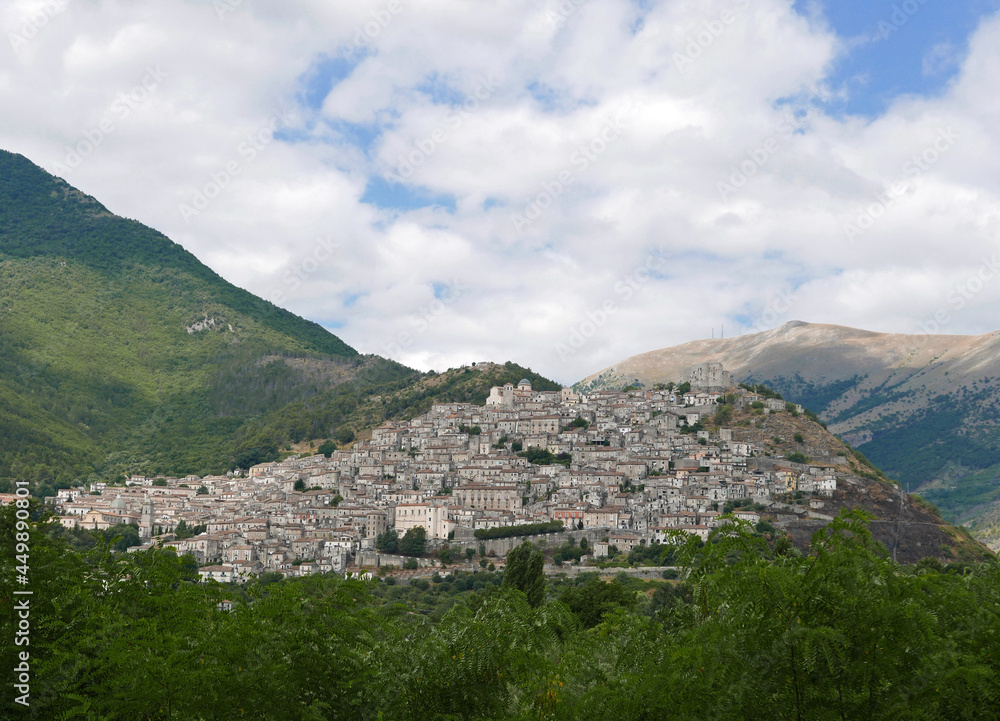 scenia vista del caratteristico borgo di Morano Calabro in italia