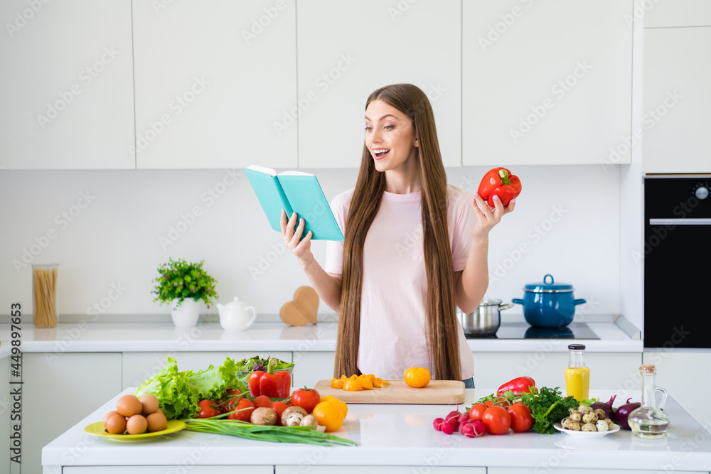 Photo portrait young woman cooking vegetables reading recipe Photo portrait young woman cooking vegetables reading recipe