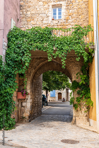 Fototapeta Naklejka Na Ścianę i Meble -  Arche médiévale à Quinson en Provence