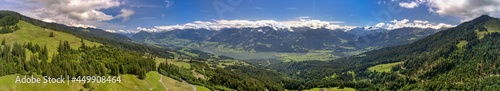Ein Blick auf den Sarnersee in Obwalden, Schweiz (Luftaufnahme im August 2021)