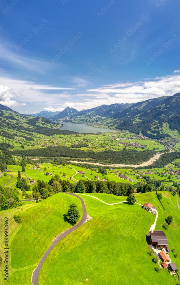 Ein Blick auf den Sarnersee in Obwalden, Schweiz (Luftaufnahme im August 2021)