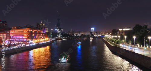 Εκτύπωση καμβά Illuminated Moscow river tonight with nice reflections and historical buildings