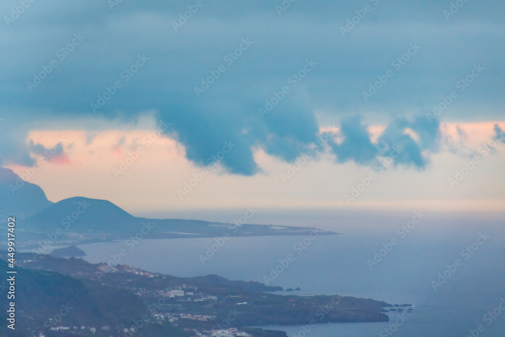 Paisaje con nubes en la isla de Tenerife