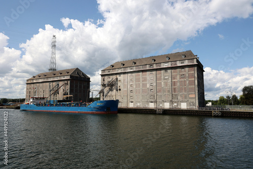 wielkie dźwigi portowe przygotowane do rozładunku statków dalekomorskich.  photo