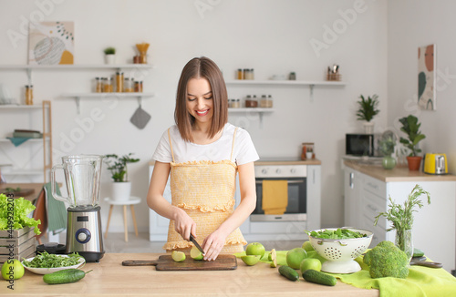 Young woman cutting apple i...