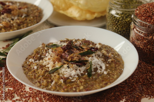 Porridge or gruel made of Navara rice, mung beans and fenugreek seeds sprinkled with fresh grated coconut. Commonly know as navara kichadi or uluva kanji in India.