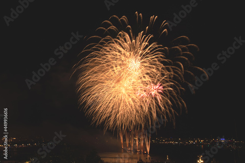 Feu d'artifice de Pyragric lors du festival pyrotechnique de Cannes photo