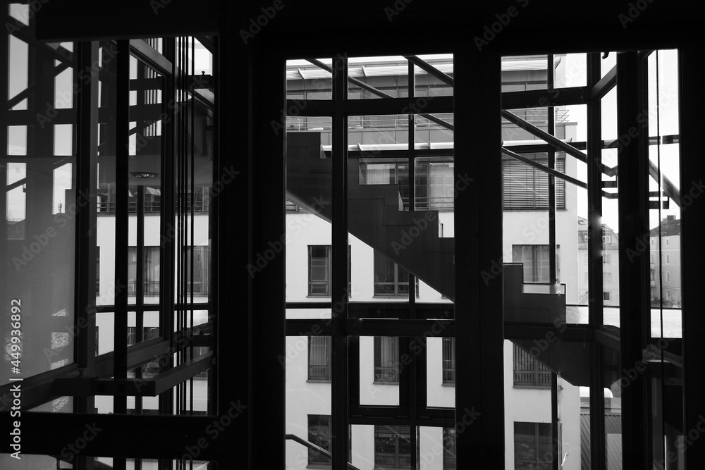 Treppe in einem Bürogebäude. Schwarz und weiß. Treppe in einem Bürogebäude. Schwarz und weiß.