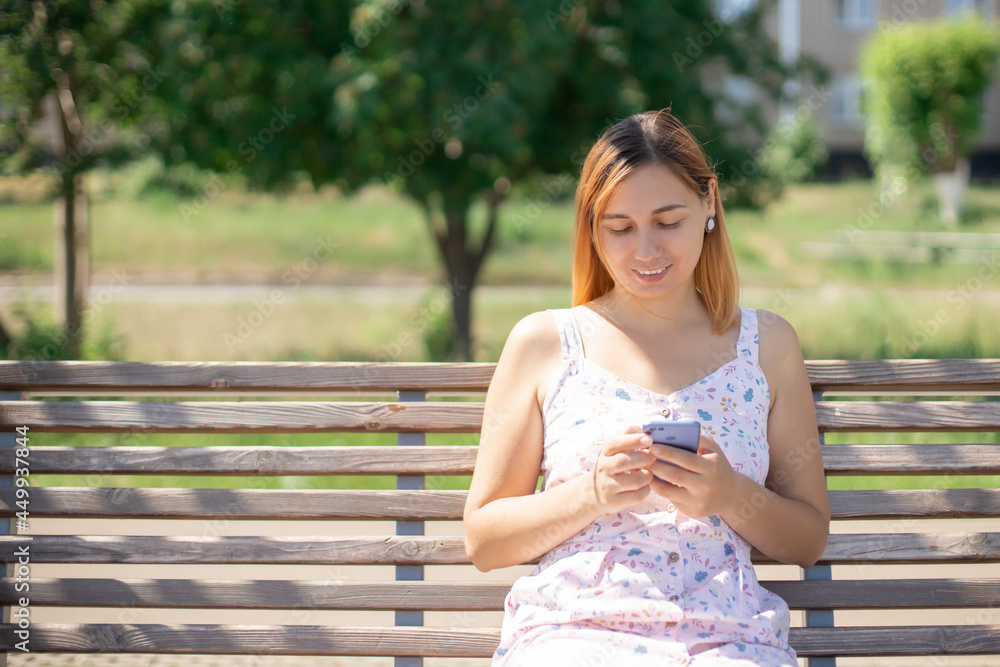 Naklejka premium beautiful girl using smart phone outdoors