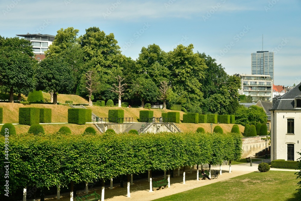 Les jardins en terrasses aves ses haies en cubes et coniques dominant l'abbaye de la Cambre à Bruxelles