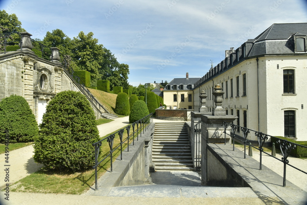 Les escaliers accédants à chaque niveaux des jardins en terrasses à l'abbaye de la Cambre à Bruxelles
