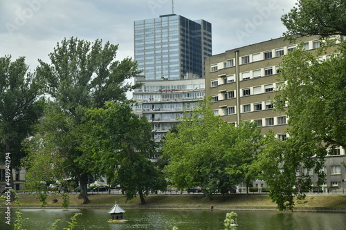Immeubles à appartements des années 30 et plus récents dans le quartier des étangs d'Ixelles à Bruxelles
