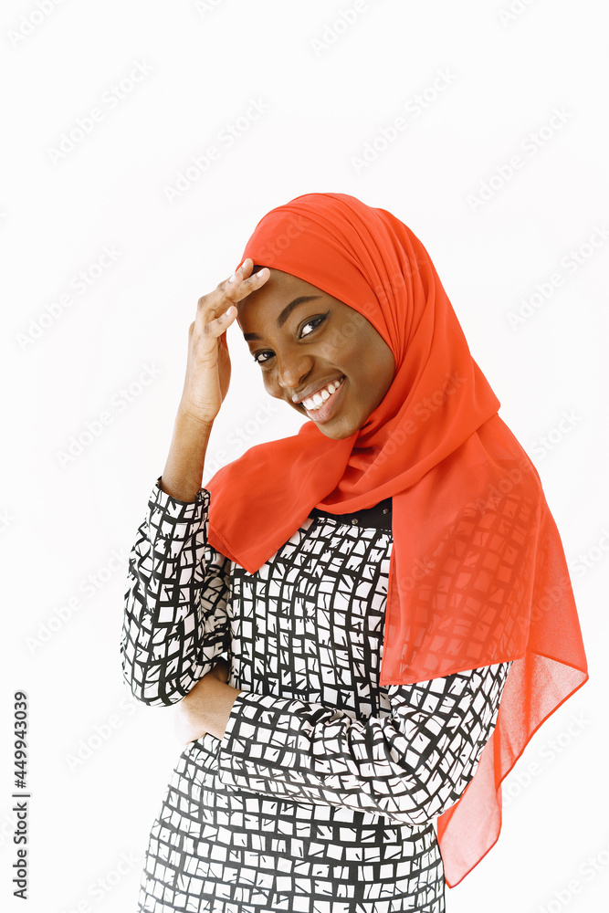 Obraz premium Nigerian woman in traditional clothes posing in studio