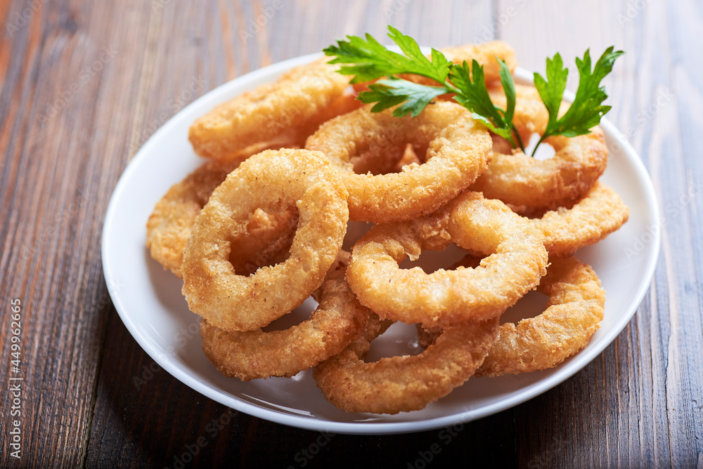 calamares a la romana, fritos en un ambiente rústico
calamares a la romana, fritos en un ambiente rústico