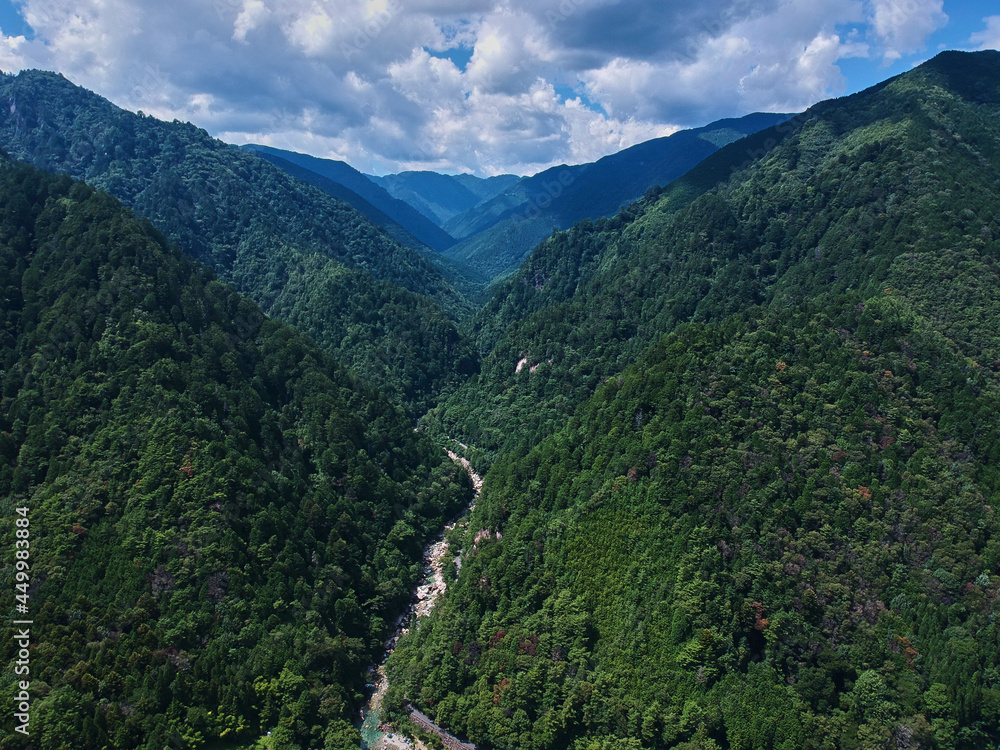 ドローンで空撮した夏の長野県の阿寺渓谷流域の風景