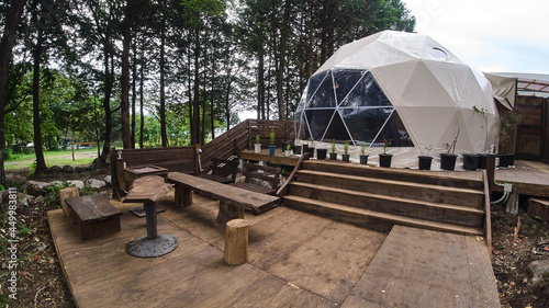 夏のキャンプ場のテント型宿泊施設の風景 © zheng qiang
