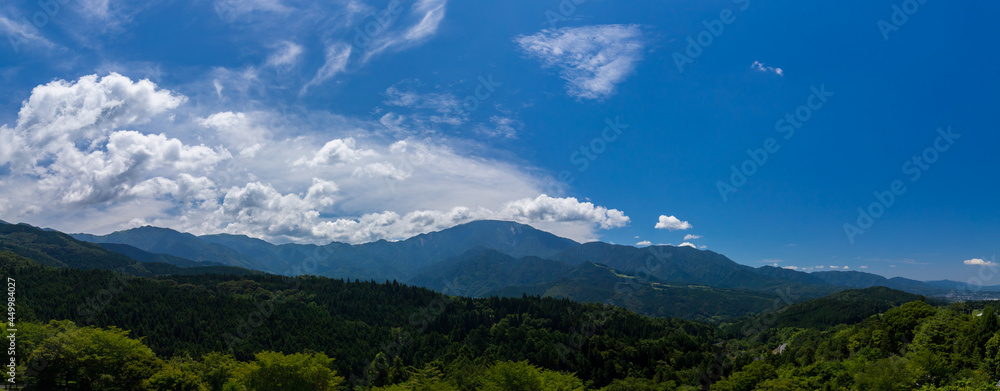 ドローンで空撮した夏の長野県の山のパノラマ風景
