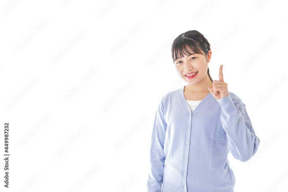 指を指す若い女性