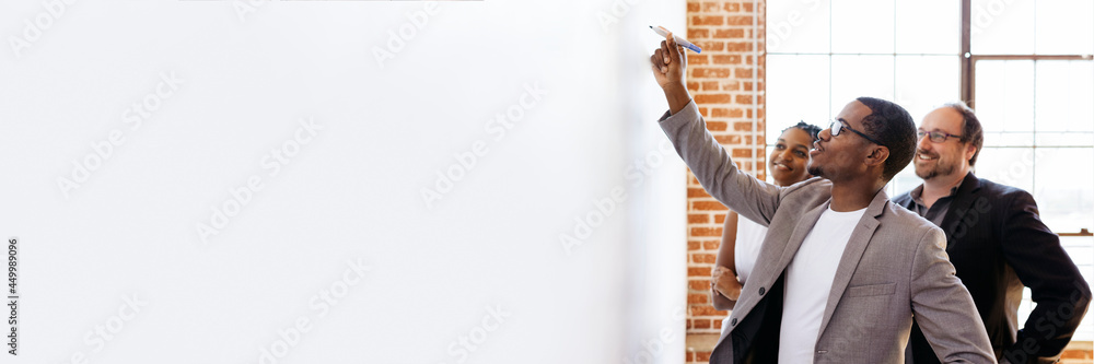 © Rawpixel.com - Businessman writing on a whiteboard © Rawpixel.com - Businessman writing on a whiteboard