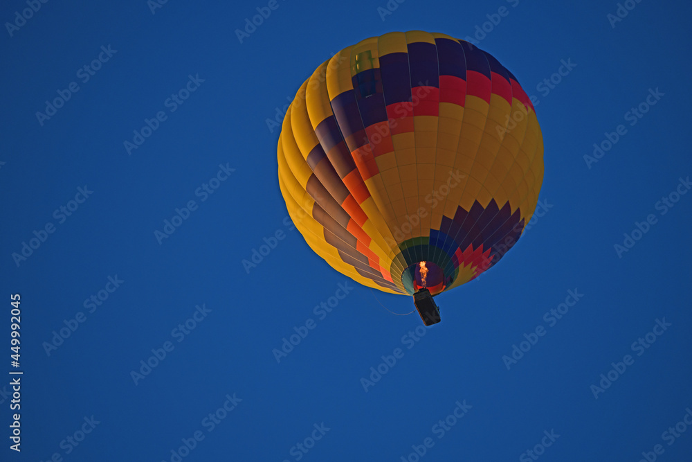 Fototapeta premium Hot Air Balloon in a clear blue sky