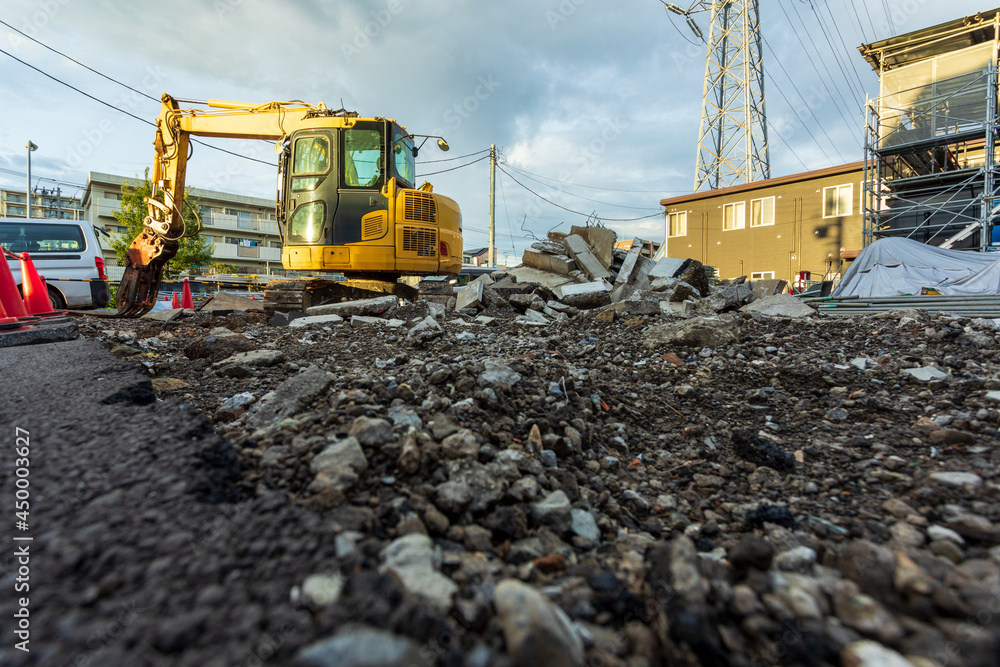 家の解体工事現場と重機