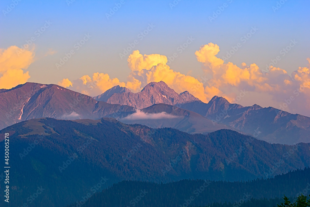 Горы Западного Кавказа на закате